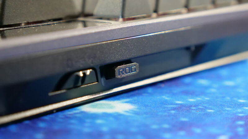 ASUS ROG Azoth USB plac.JPG